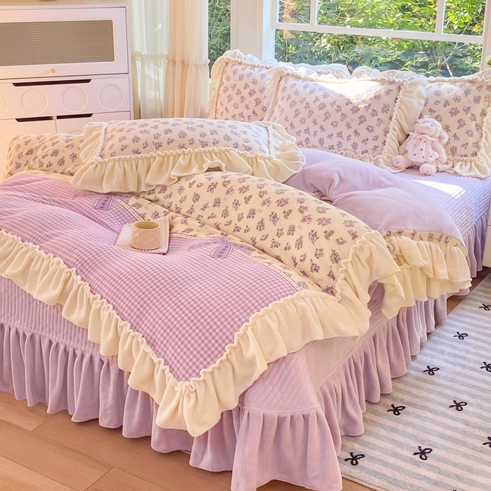 91家纺网 家纺一手货源 找家纺 大麦家纺 2025新款牛奶绒印花夹棉花边床盖四件套 紫鸢繁花