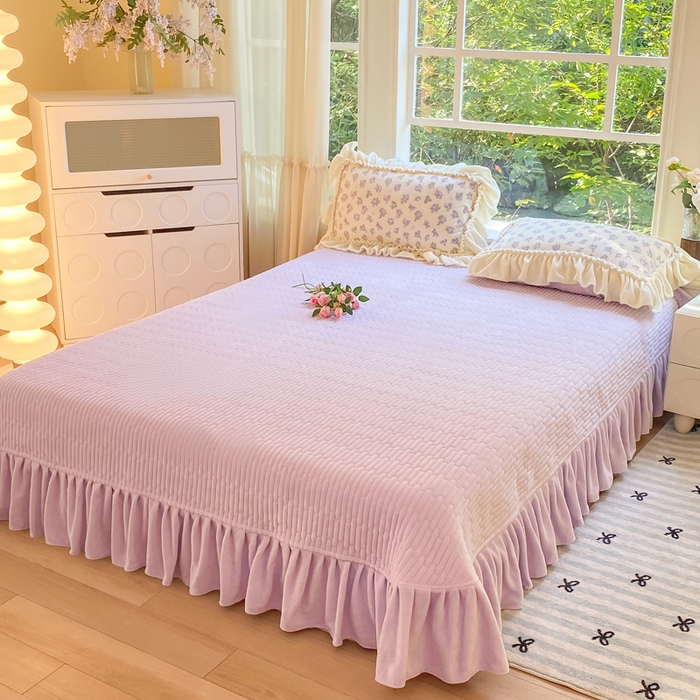 91家纺网 家纺一手货源 找家纺 大麦家纺 2025新款牛奶绒印花夹棉花边床盖四件套 紫鸢繁花