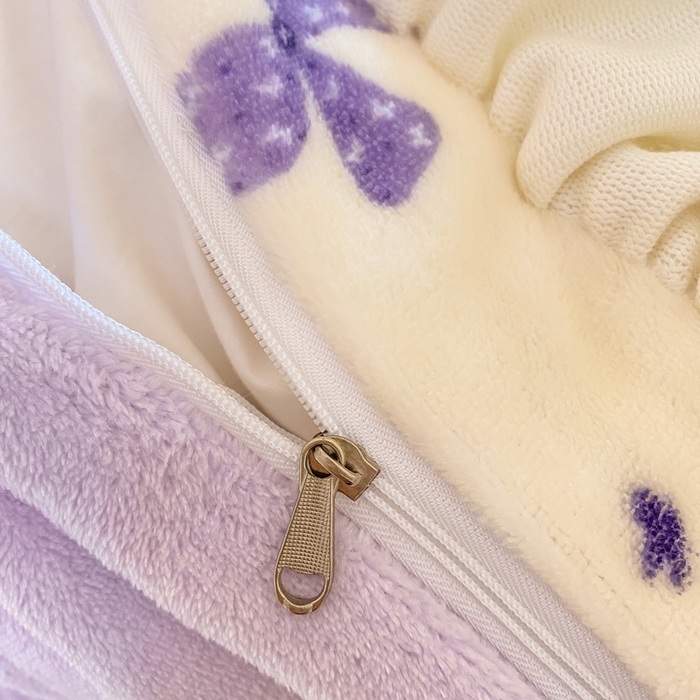 91家纺网 家纺一手货源 找家纺 大麦家纺 2025新款牛奶绒印花夹棉花边床盖四件套 蝴蝶紫黛