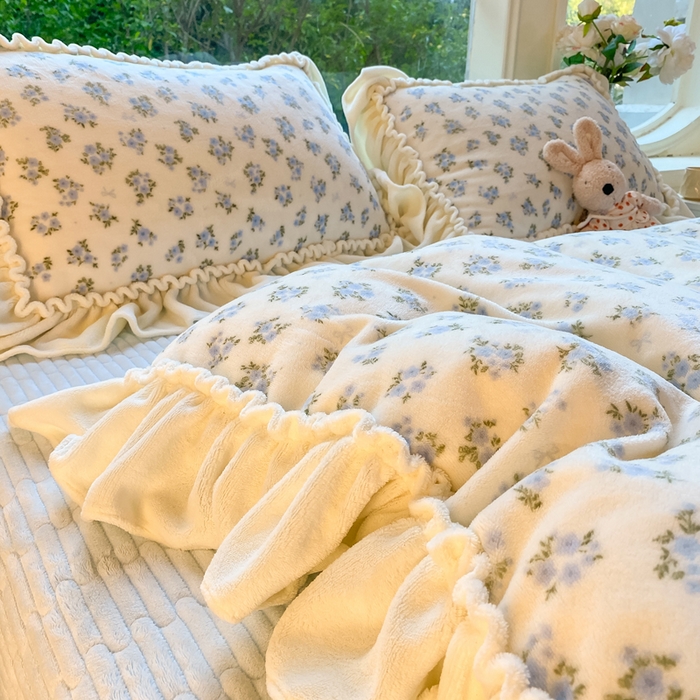 91家纺网 家纺一手货源 找家纺 大麦家纺 2025新款牛奶绒印花夹棉花边床盖四件套 云锦茵梦