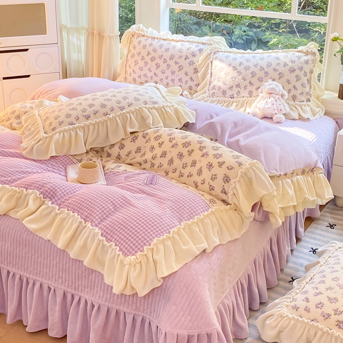 91家纺网 家纺一手货源 找家纺 大麦家纺 2025新款牛奶绒印花夹棉花边床盖四件套 紫鸢繁花