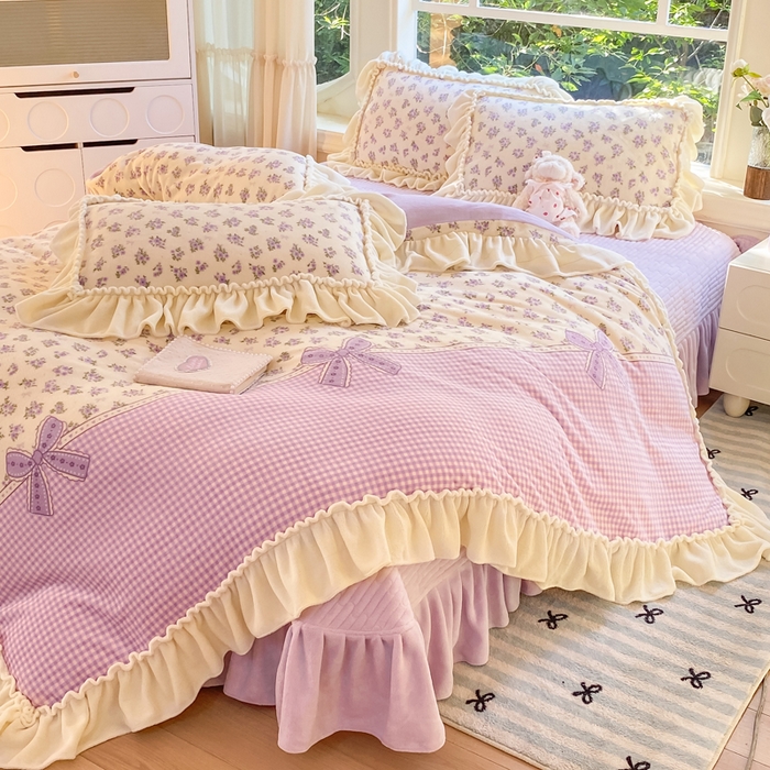 91家纺网 家纺一手货源 找家纺 大麦家纺 2025新款牛奶绒印花夹棉花边床盖四件套 紫鸢繁花