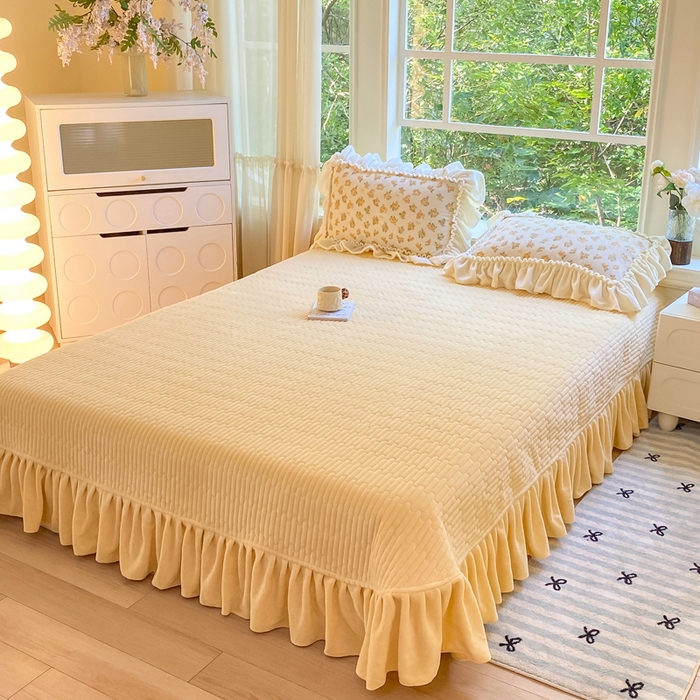 91家纺网 家纺一手货源 找家纺 大麦家纺 2025新款牛奶绒印花夹棉花边床盖四件套 花漾茶町