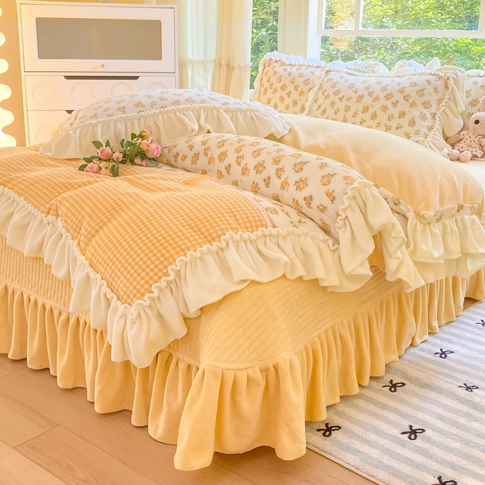 91家纺网 家纺一手货源 找家纺 大麦家纺 2025新款牛奶绒印花夹棉花边床盖四件套 花漾茶町