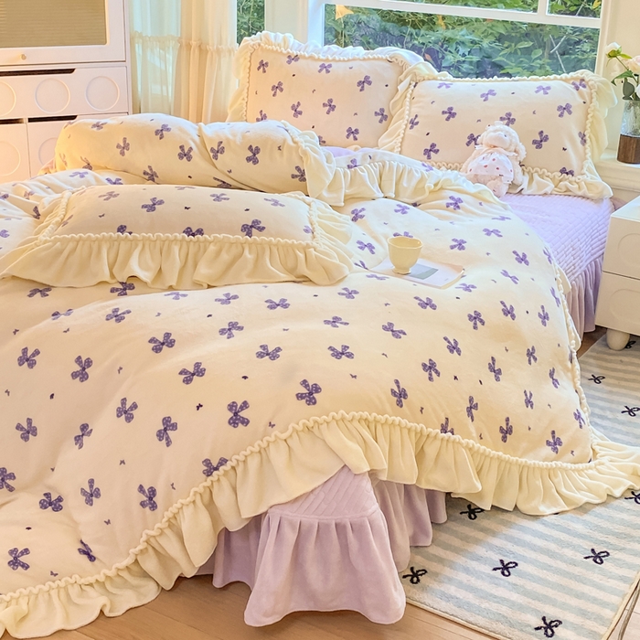 91家纺网 家纺一手货源 找家纺 大麦家纺 2025新款牛奶绒印花夹棉花边床盖四件套 蝴蝶紫黛