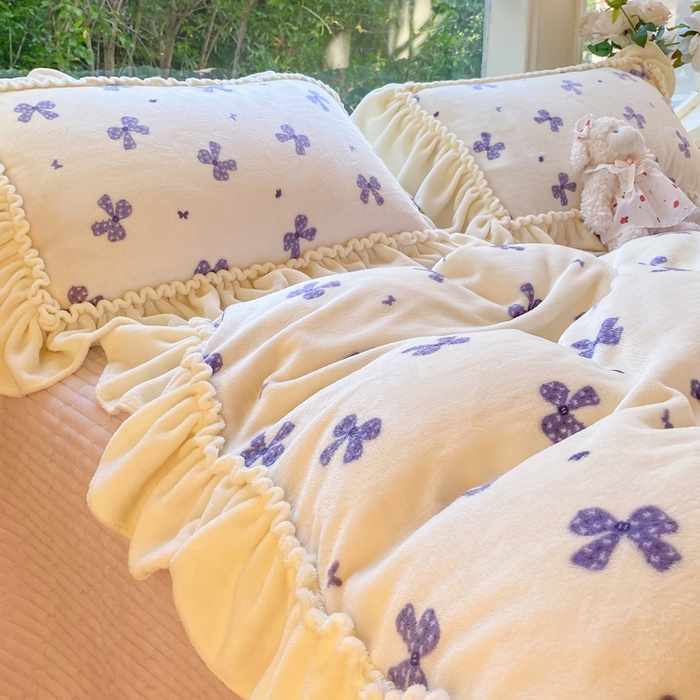 91家纺网 家纺一手货源 找家纺 大麦家纺 2025新款牛奶绒印花夹棉花边床盖四件套 蝴蝶紫黛