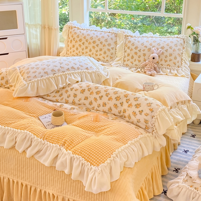 91家纺网 家纺一手货源 找家纺 大麦家纺 2025新款牛奶绒印花夹棉花边床盖四件套 花漾茶町