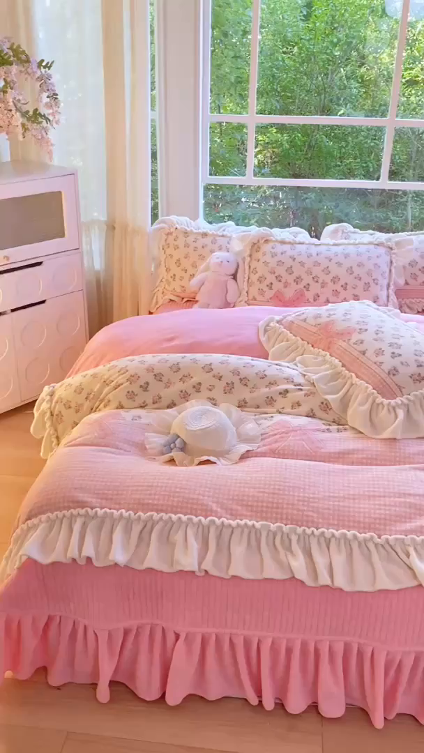 91家纺网 家纺一手货源 找家纺 大麦家纺 2025新款牛奶绒印花夹棉花边床盖四件套 花语弥香