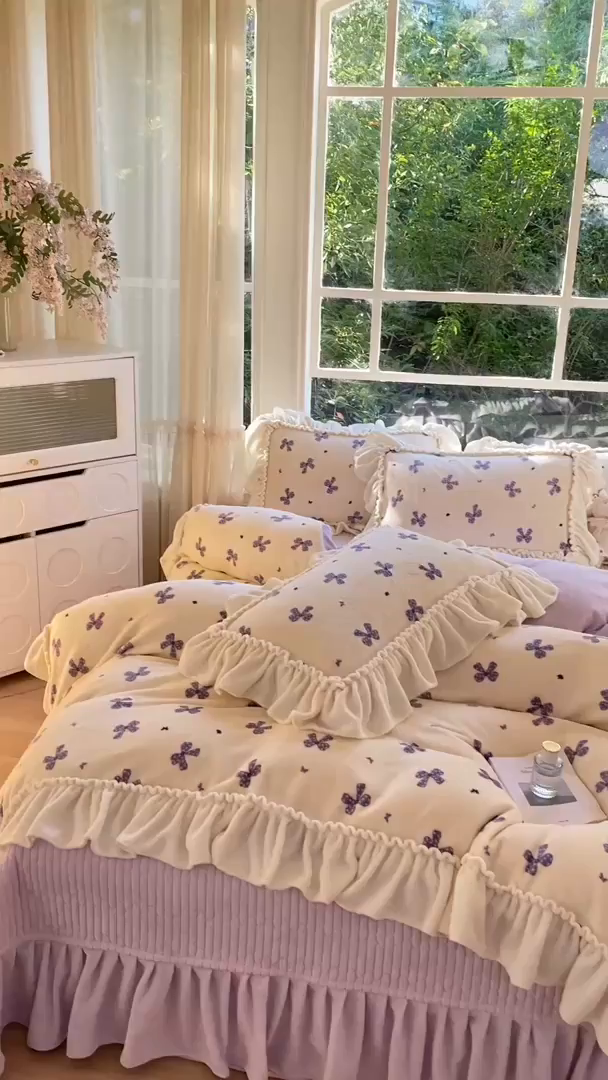 91家纺网 家纺一手货源 找家纺 大麦家纺 2025新款牛奶绒印花夹棉花边床盖四件套 蝴蝶紫黛