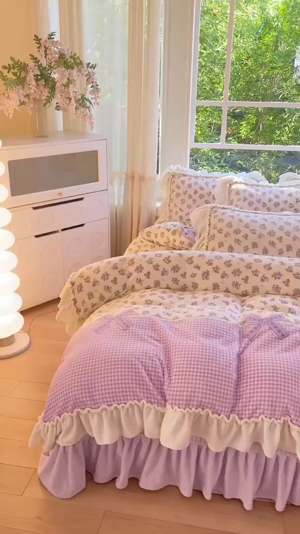 91家纺网 家纺一手货源 找家纺 大麦家纺 2025新款牛奶绒印花夹棉花边床盖四件套 紫鸢繁花