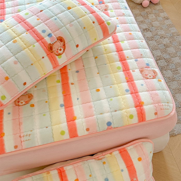 91家纺网 家纺一手货源 找家纺 澜妃 2025新款加厚牛奶绒卡通夹棉单床笠床笠单件单品床笠-亦甜系列 亦甜-彩虹熊