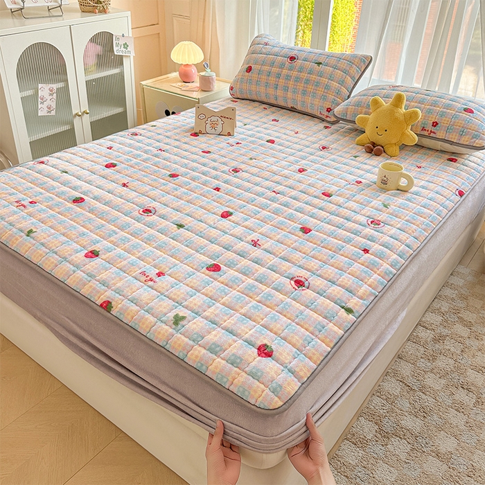 91家纺网 家纺一手货源 找家纺 澜妃 2025新款加厚牛奶绒卡通夹棉单床笠床笠单件单品床笠-亦甜系列 亦甜-草莓软心