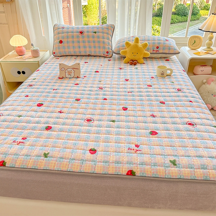 91家纺网 家纺一手货源 找家纺 澜妃 2025新款加厚牛奶绒卡通夹棉单床笠床笠单件单品床笠-亦甜系列 亦甜-草莓软心