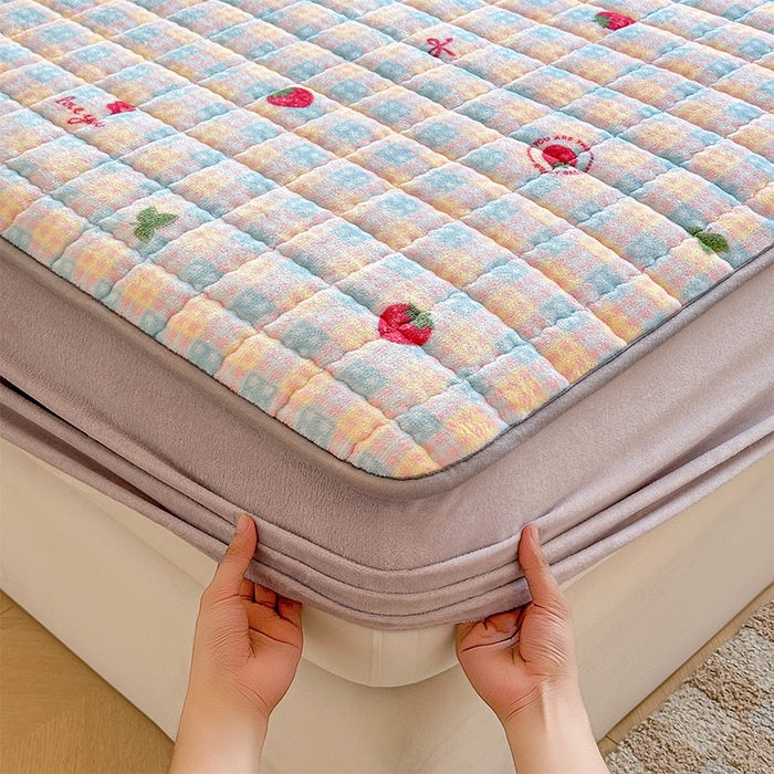 91家纺网 家纺一手货源 找家纺 澜妃 2025新款加厚牛奶绒卡通夹棉单床笠床笠单件单品床笠-亦甜系列 亦甜-草莓软心