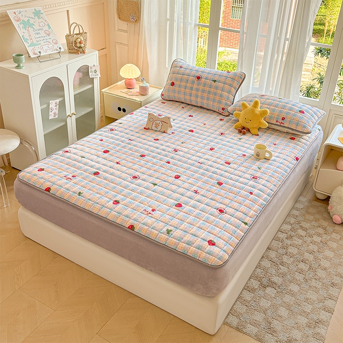 91家纺网 家纺一手货源 找家纺 澜妃 2025新款加厚牛奶绒卡通夹棉单床笠床笠单件单品床笠-亦甜系列 亦甜-草莓软心