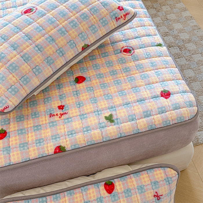 91家纺网 家纺一手货源 找家纺 澜妃 2025新款加厚牛奶绒卡通夹棉单床笠床笠单件单品床笠-亦甜系列 亦甜-草莓软心