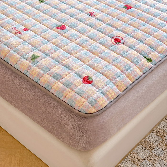 91家纺网 家纺一手货源 找家纺 澜妃 2025新款加厚牛奶绒卡通夹棉单床笠床笠单件单品床笠-亦甜系列 亦甜-草莓软心