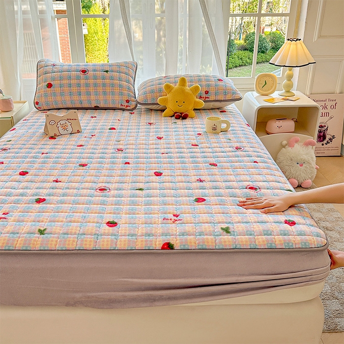 91家纺网 家纺一手货源 找家纺 澜妃 2025新款加厚牛奶绒卡通夹棉单床笠床笠单件单品床笠-亦甜系列 亦甜-草莓软心