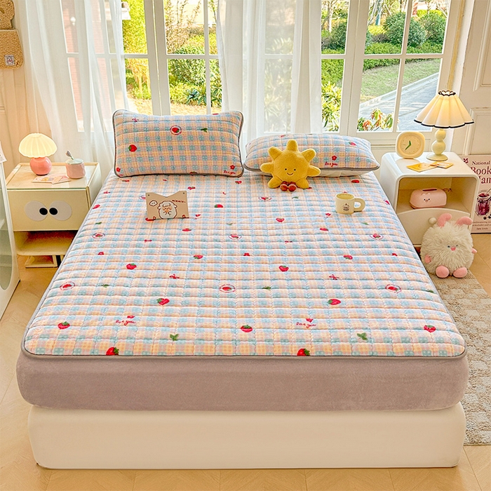 91家纺网 家纺一手货源 找家纺 澜妃 2025新款加厚牛奶绒卡通夹棉单床笠床笠单件单品床笠-亦甜系列 亦甜-草莓软心