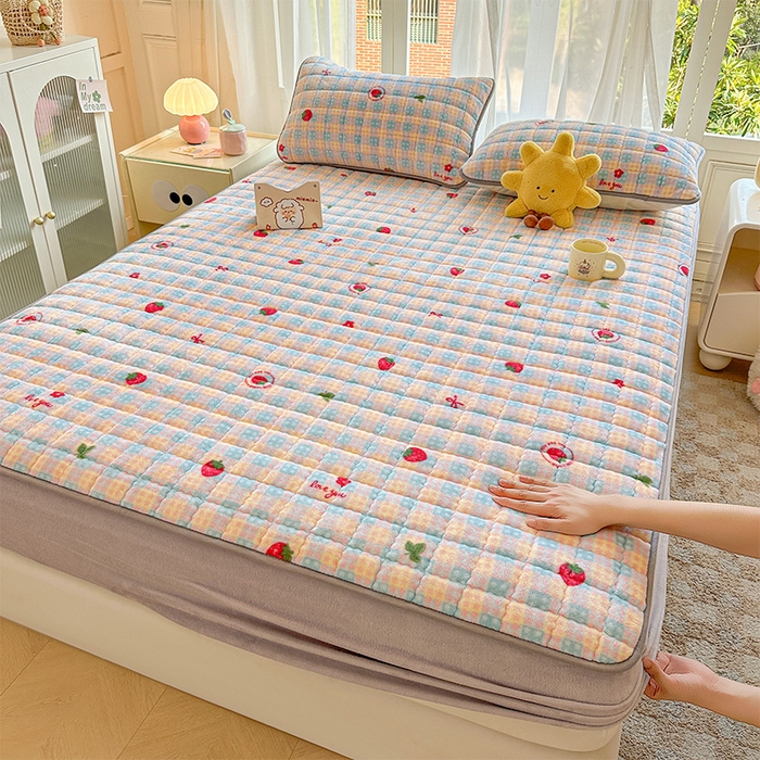 91家纺网 家纺一手货源 找家纺 澜妃 2025新款加厚牛奶绒卡通夹棉单床笠床笠单件单品床笠-亦甜系列 亦甜-草莓软心
