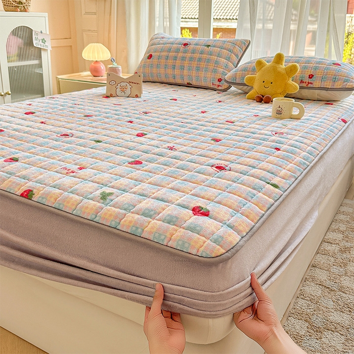 91家纺网 家纺一手货源 找家纺 澜妃 2025新款加厚牛奶绒卡通夹棉单床笠床笠单件单品床笠-亦甜系列 亦甜-草莓软心