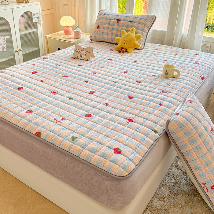 91家纺网 家纺一手货源 找家纺 澜妃 2025新款加厚牛奶绒卡通夹棉单床笠床笠单件单品床笠-亦甜系列 亦甜-草莓软心