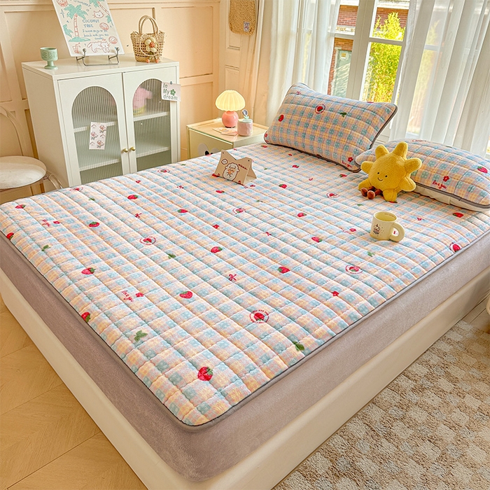 91家纺网 家纺一手货源 找家纺 澜妃 2025新款加厚牛奶绒卡通夹棉单床笠床笠单件单品床笠-亦甜系列 亦甜-草莓软心