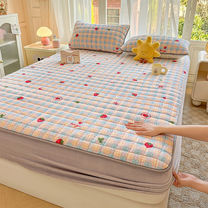 91家纺网 家纺一手货源 找家纺 澜妃 2025新款加厚牛奶绒卡通夹棉单床笠床笠单件单品床笠-亦甜系列 亦甜-草莓软心