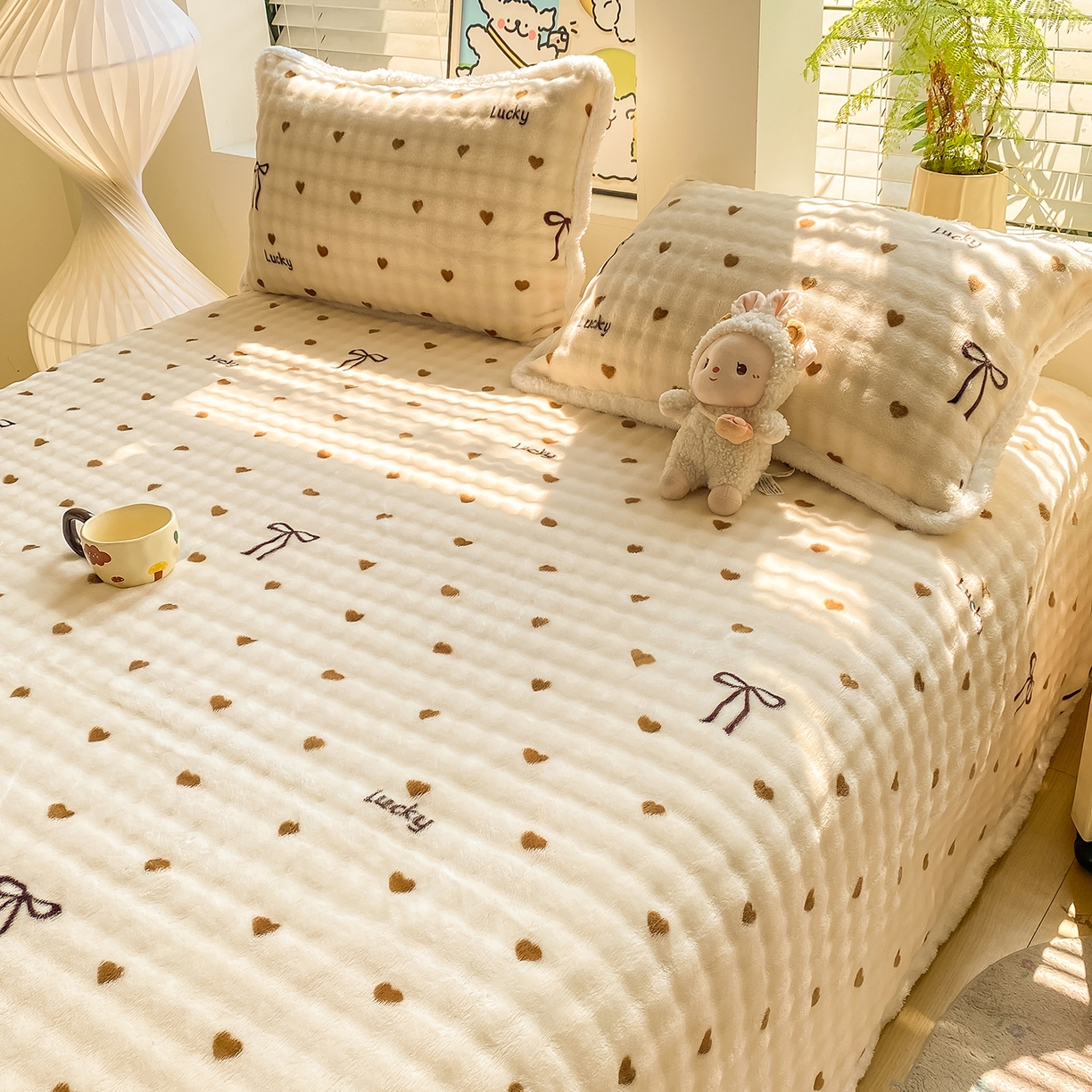 91家纺网 家纺一手货源 找家纺 眠势力 2025新款暖绒泡泡床单冬季保暖被单牛奶绒床单罩 爱心咖【暖绒泡泡床单】