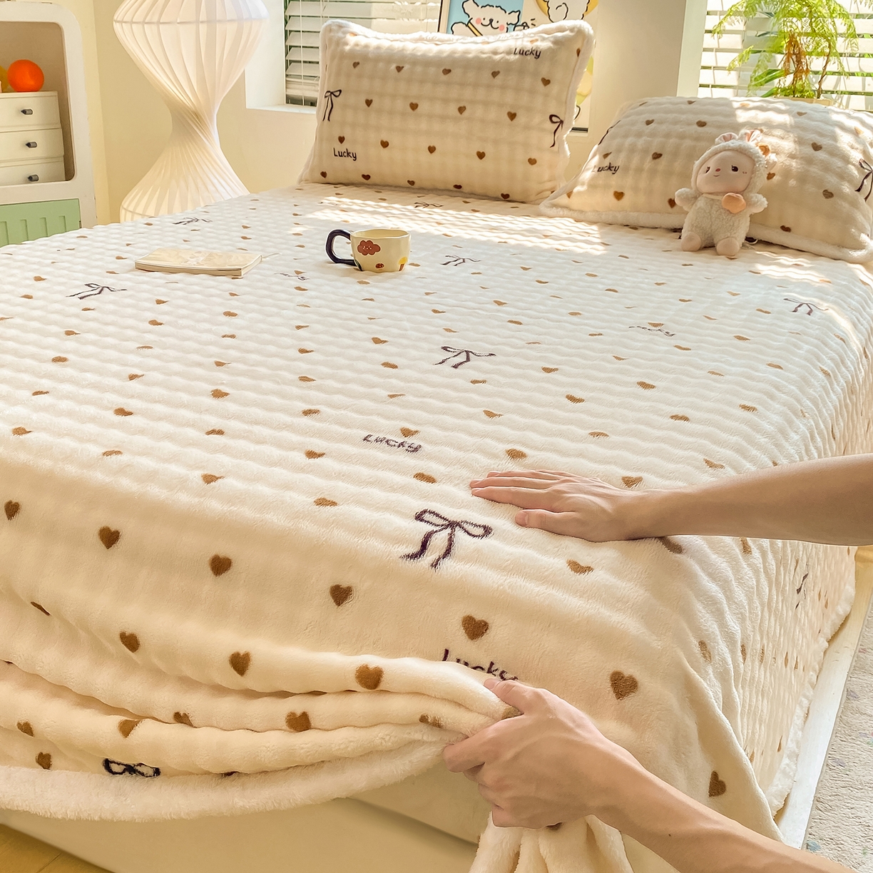 91家纺网 家纺一手货源 找家纺 眠势力 2025新款暖绒泡泡床单冬季保暖被单牛奶绒床单罩 爱心咖【暖绒泡泡床单】