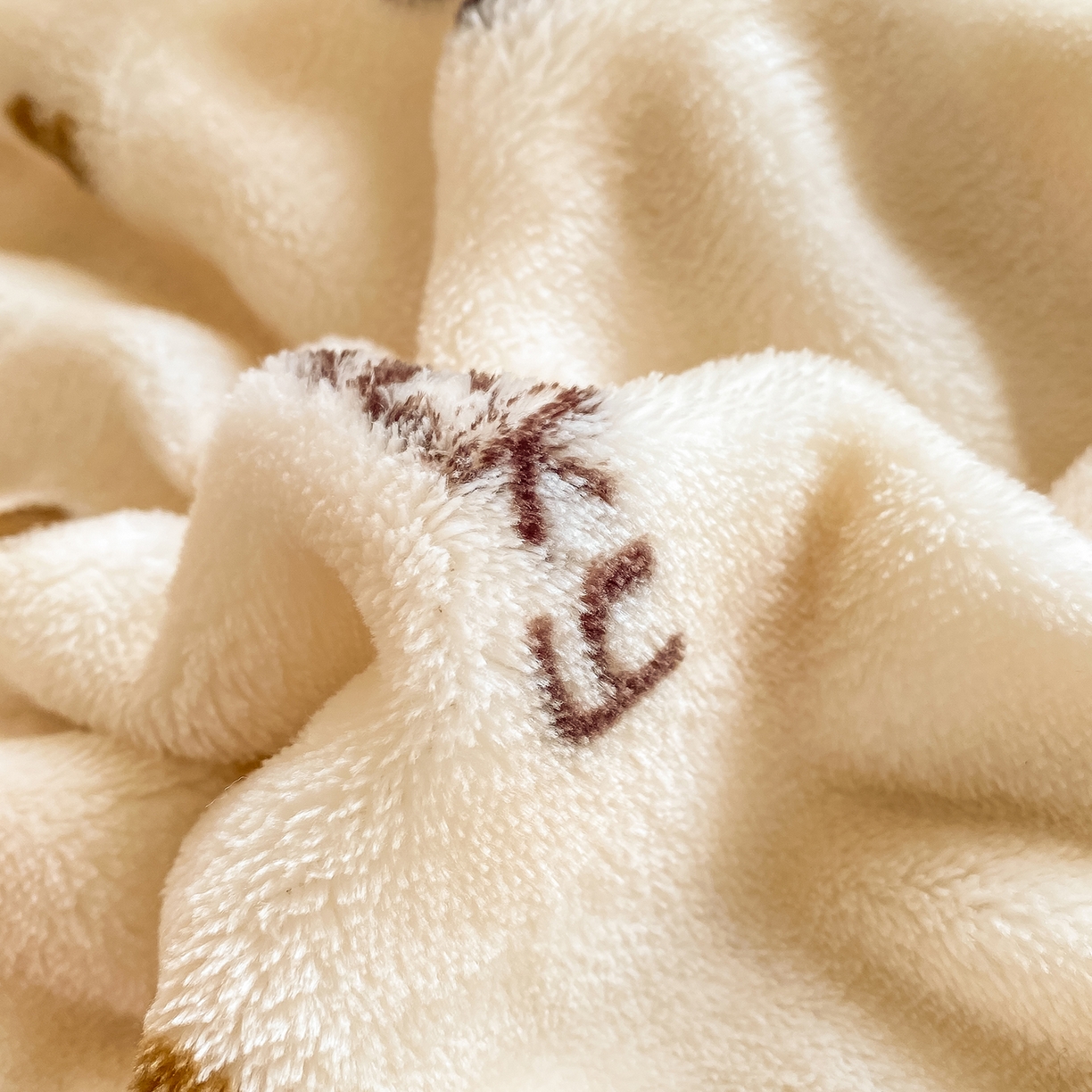 91家纺网 家纺一手货源 找家纺 眠势力 2025新款暖绒泡泡床单冬季保暖被单牛奶绒床单罩 爱心咖【暖绒泡泡床单】