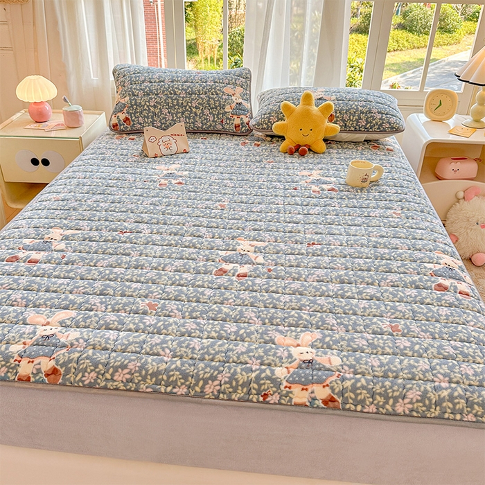 91家纺网 家纺一手货源 找家纺 澜妃 2025新款加厚牛奶绒卡通夹棉单床笠床笠单件单品床笠-亦甜系列 亦甜-背带兔