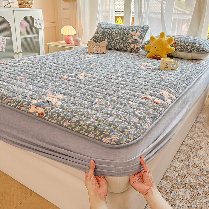 91家纺网 家纺一手货源 找家纺 澜妃 2025新款加厚牛奶绒卡通夹棉单床笠床笠单件单品床笠-亦甜系列 亦甜-背带兔