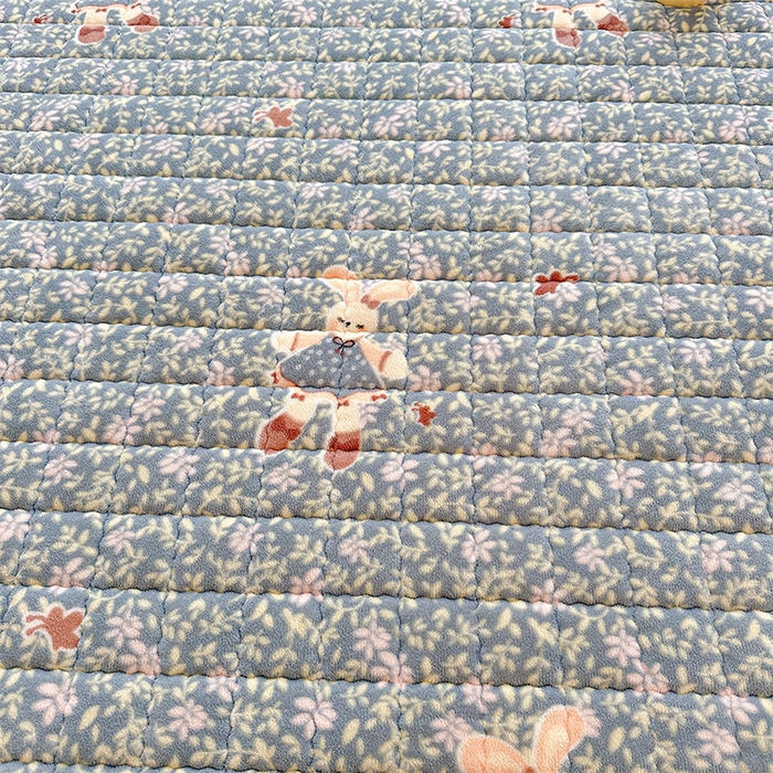 91家纺网 家纺一手货源 找家纺 澜妃 2025新款加厚牛奶绒卡通夹棉单床笠床笠单件单品床笠-亦甜系列 亦甜-背带兔