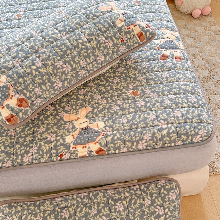 91家纺网 家纺一手货源 找家纺 澜妃 2025新款加厚牛奶绒卡通夹棉单床笠床笠单件单品床笠-亦甜系列 亦甜-背带兔