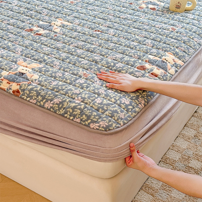 91家纺网 家纺一手货源 找家纺 澜妃 2025新款加厚牛奶绒卡通夹棉单床笠床笠单件单品床笠-亦甜系列 亦甜-背带兔