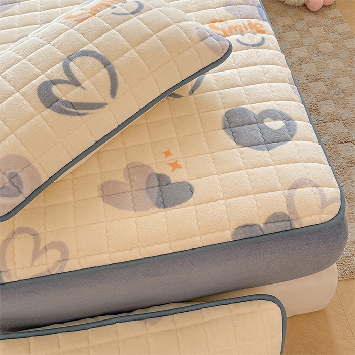 91家纺网 家纺一手货源 找家纺 澜妃 2025新款加厚牛奶绒卡通夹棉单床笠床笠单件单品床笠-亦甜系列 亦甜-蜡笔心