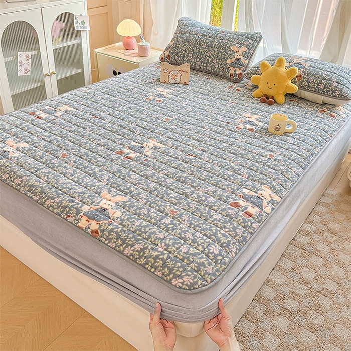 91家纺网 家纺一手货源 找家纺 澜妃 2025新款加厚牛奶绒卡通夹棉单床笠床笠单件单品床笠-亦甜系列 亦甜-背带兔