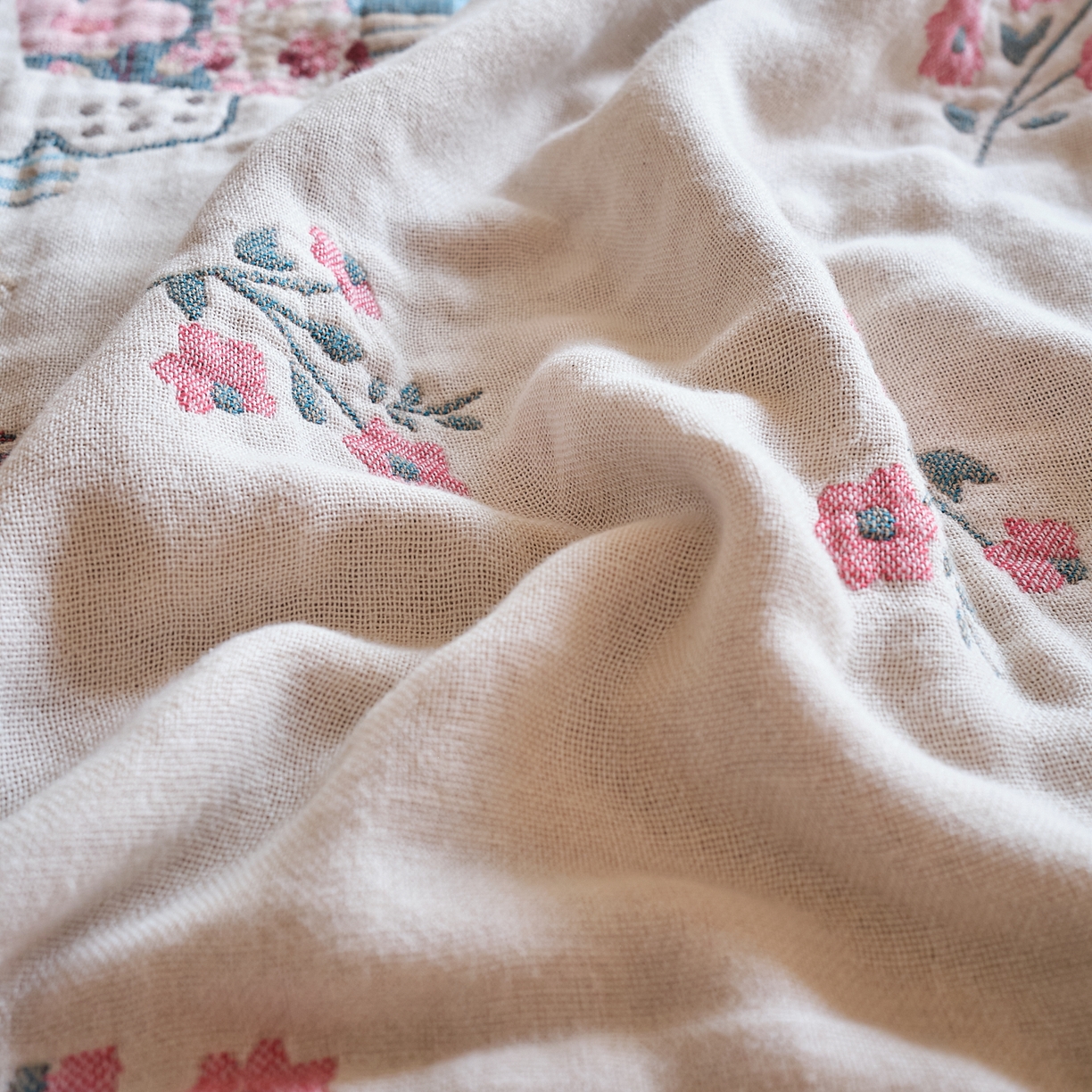 91家纺网 家纺一手货源 找家纺 沐瑟家纺 2025新款卡通A类全棉四层纱布浴巾加大毛巾-第三组 卓玛女孩 80*160cm