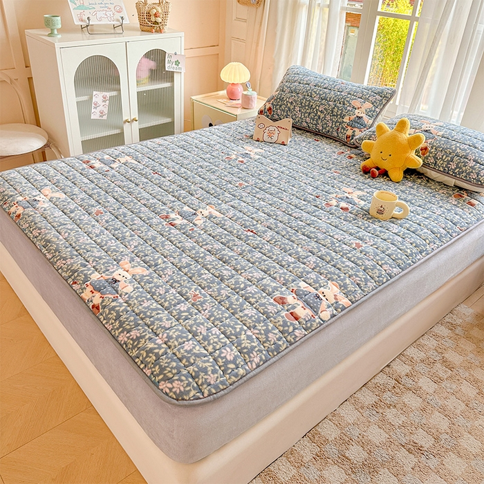 91家纺网 家纺一手货源 找家纺 澜妃 2025新款加厚牛奶绒卡通夹棉单床笠床笠单件单品床笠-亦甜系列 亦甜-背带兔