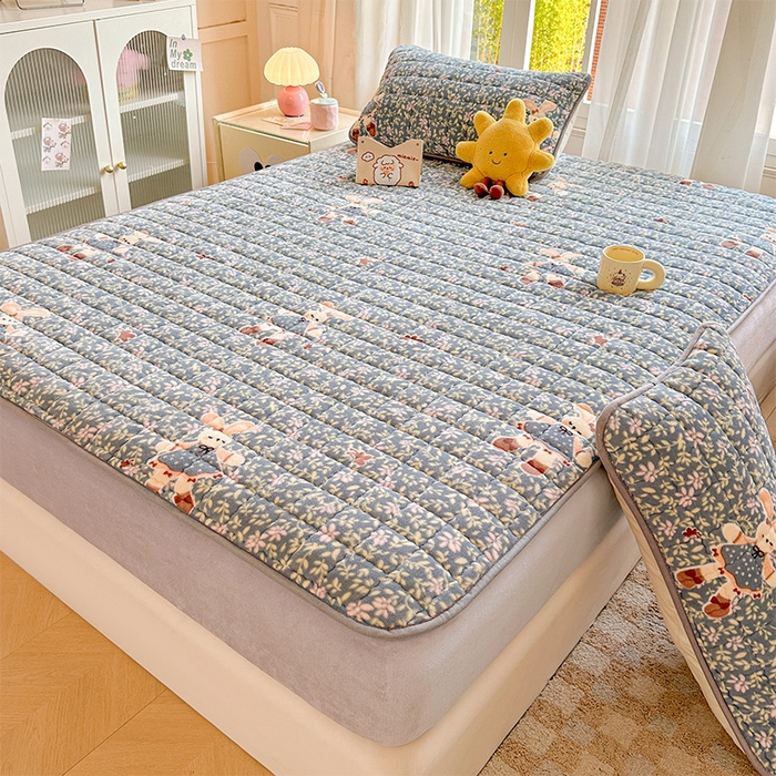 91家纺网 家纺一手货源 找家纺 澜妃 2025新款加厚牛奶绒卡通夹棉单床笠床笠单件单品床笠-亦甜系列 亦甜-背带兔