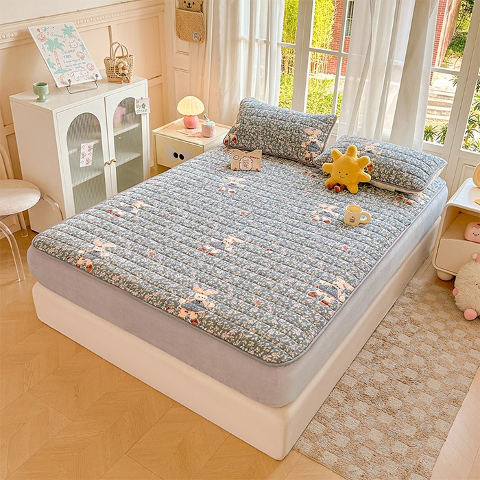 91家纺网 家纺一手货源 找家纺 澜妃 2025新款加厚牛奶绒卡通夹棉单床笠床笠单件单品床笠-亦甜系列 亦甜-背带兔