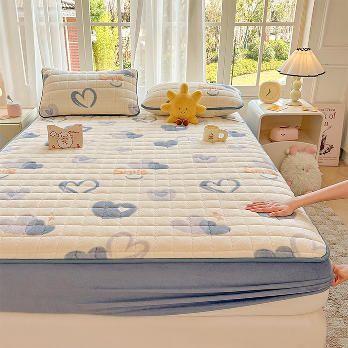 91家纺网 家纺一手货源 找家纺 澜妃 2025新款加厚牛奶绒卡通夹棉单床笠床笠单件单品床笠-亦甜系列 亦甜-蜡笔心