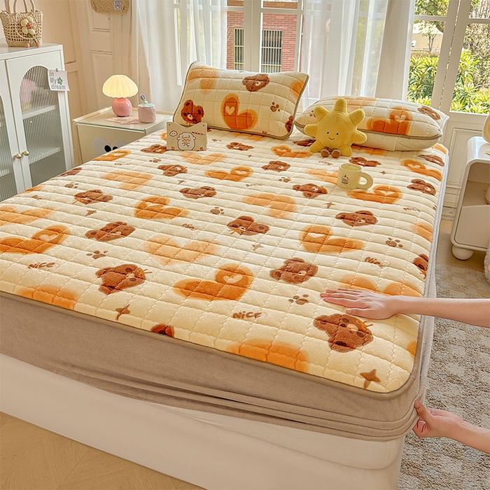 91家纺网 家纺一手货源 找家纺 澜妃 2025新款加厚牛奶绒卡通夹棉单床笠床笠单件单品床笠-亦甜系列 亦甜-巧克力熊