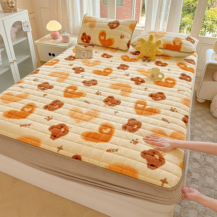 91家纺网 家纺一手货源 找家纺 澜妃 2025新款加厚牛奶绒卡通夹棉单床笠床笠单件单品床笠-亦甜系列 亦甜-巧克力熊