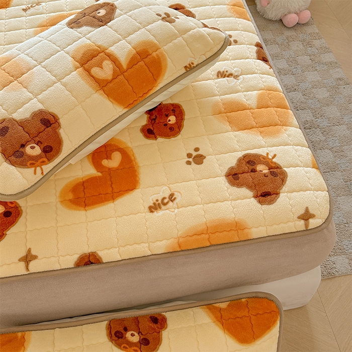 91家纺网 家纺一手货源 找家纺 澜妃 2025新款加厚牛奶绒卡通夹棉单床笠床笠单件单品床笠-亦甜系列 亦甜-巧克力熊