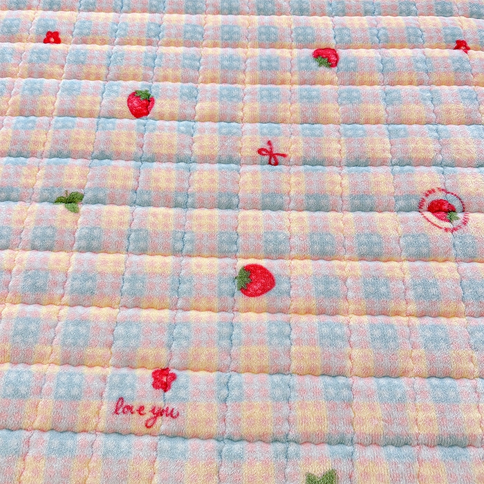 91家纺网 家纺一手货源 找家纺 澜妃 2025新款加厚牛奶绒卡通夹棉单床笠床笠单件单品床笠-亦甜系列 亦甜-草莓软心