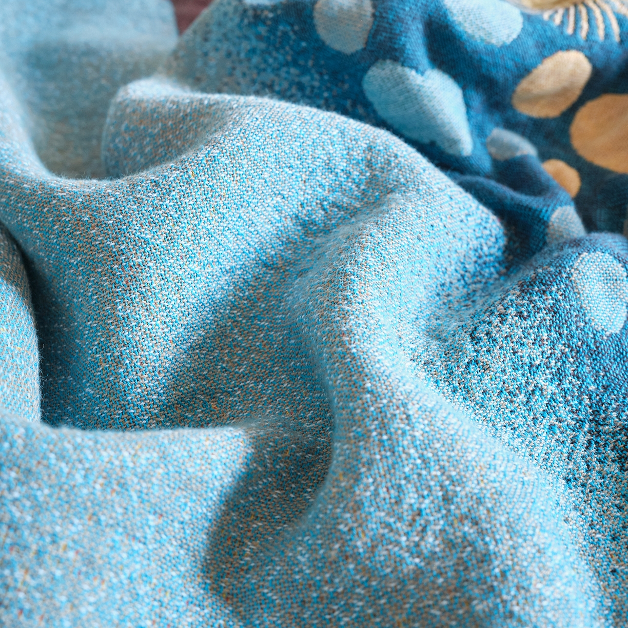 91家纺网 家纺一手货源 找家纺 沐瑟家纺 2025新款卡通A类全棉四层纱布浴巾加大毛巾-第三组 月薇 80*160cm