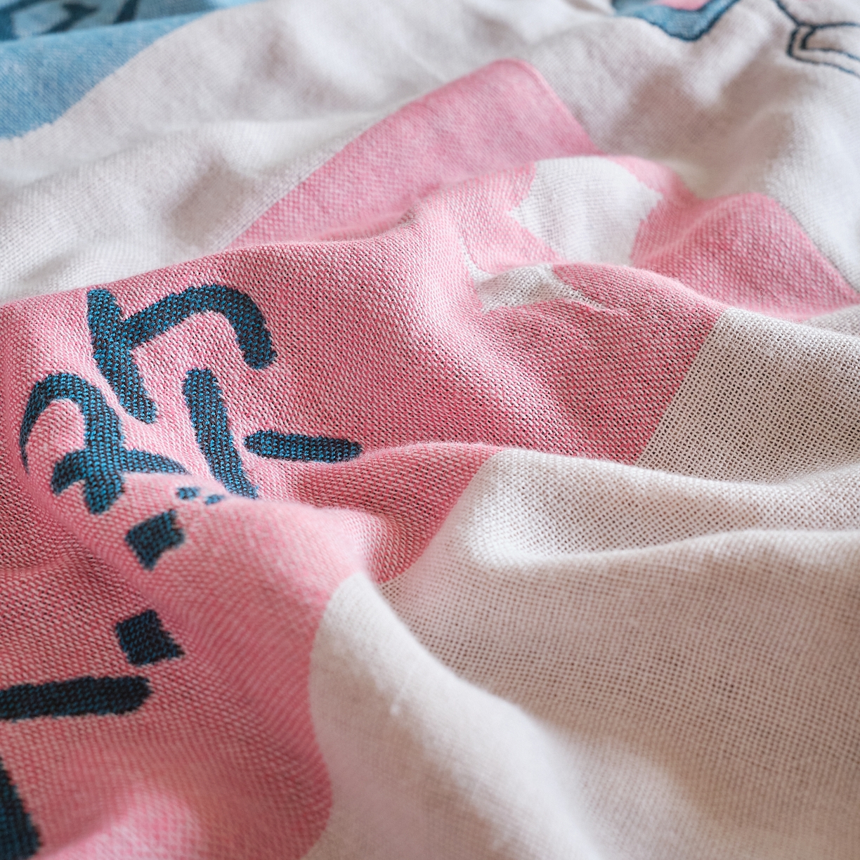 91家纺网 家纺一手货源 找家纺 沐瑟家纺 2025新款卡通A类全棉四层纱布浴巾加大毛巾-第三组 啥都顺 80*160cm