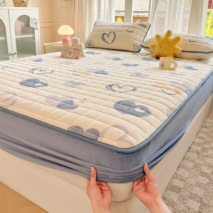 91家纺网 家纺一手货源 找家纺 澜妃 2025新款加厚牛奶绒卡通夹棉单床笠床笠单件单品床笠-亦甜系列 亦甜-蜡笔心